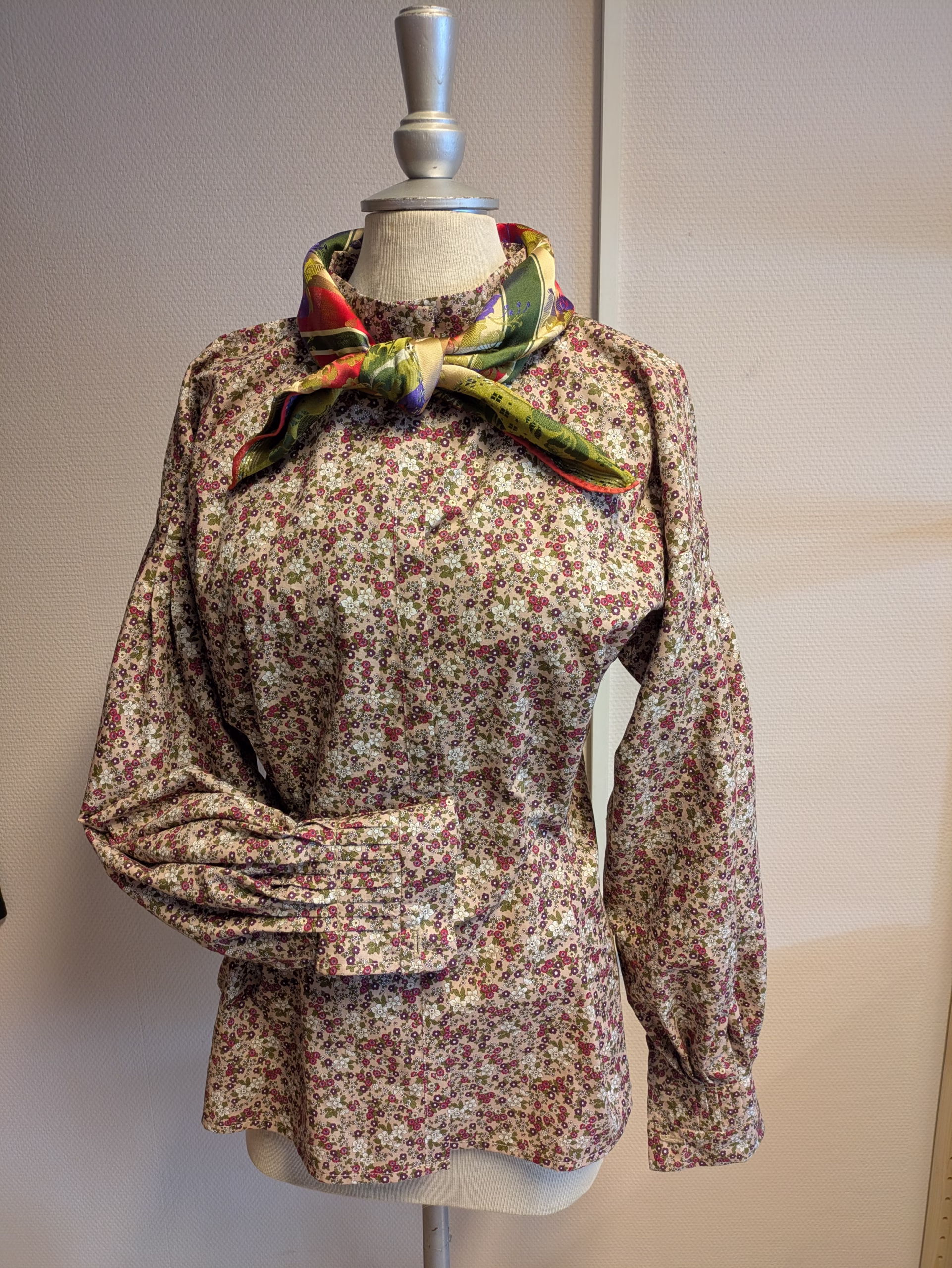 Bunadskjorte – blomstrete lys