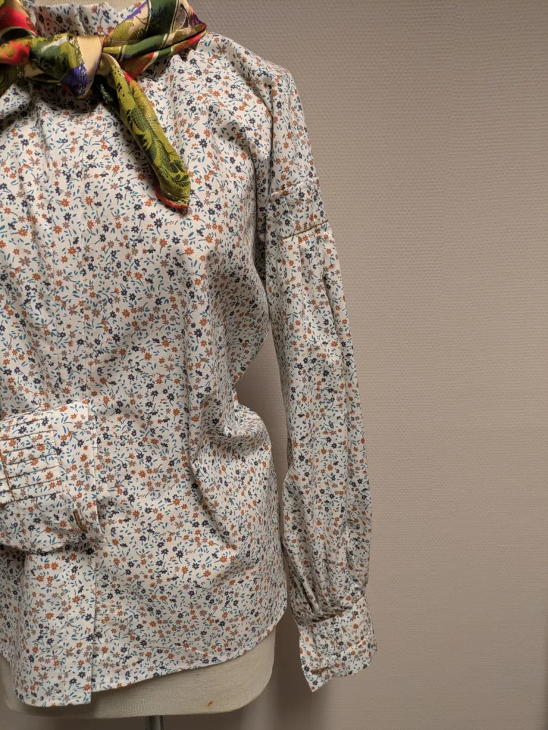 Bunadskjorte lys blomstrete økologisk bomull