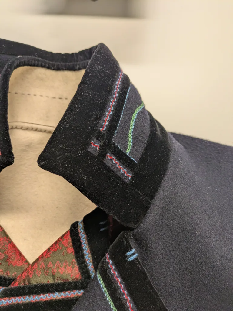 Stutt-trøye klede - detalj fra kragen